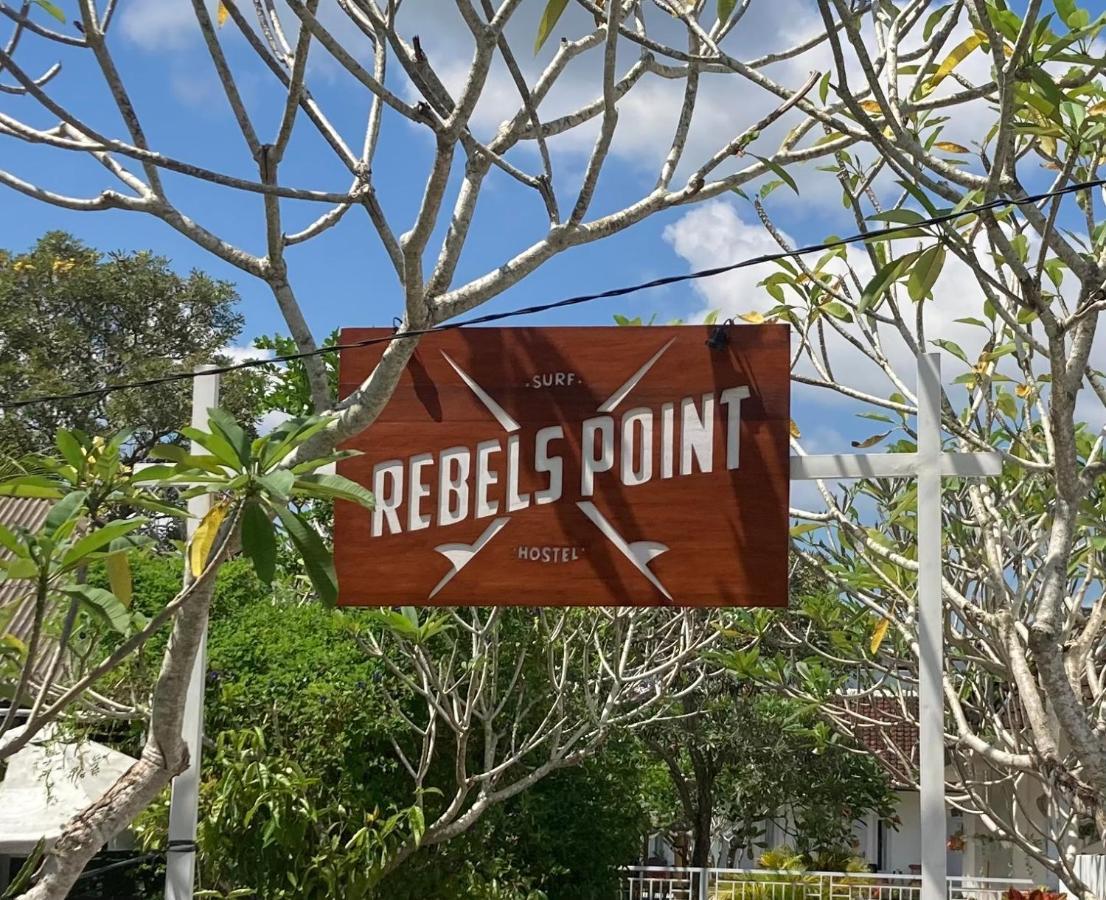 ホテル Rebels Point ジンバラン エクステリア 写真